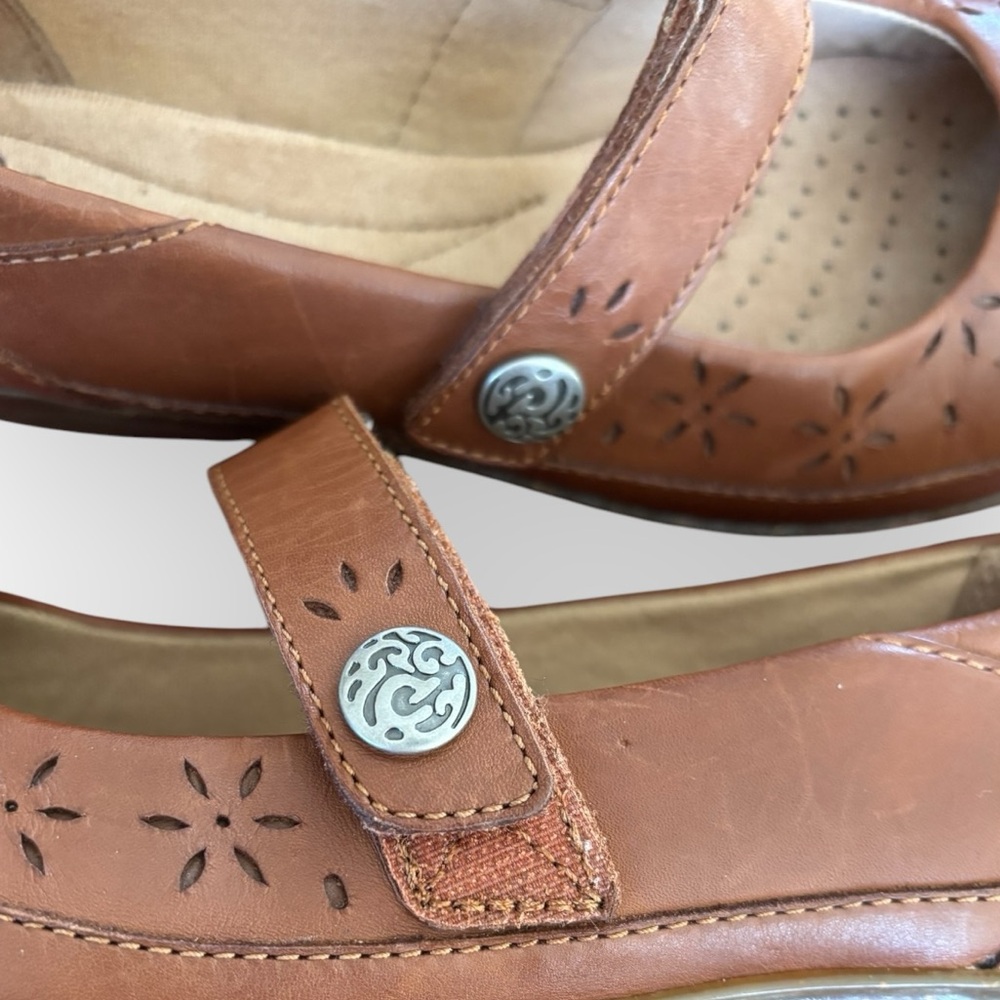 Clarks Camel Color Leather Laser-cut Flowers Mary Jane Comfort Shoes Size 8N - Picture 5 of 8